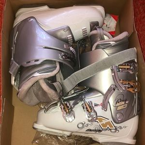 Women size 8 ski boots (25.0)